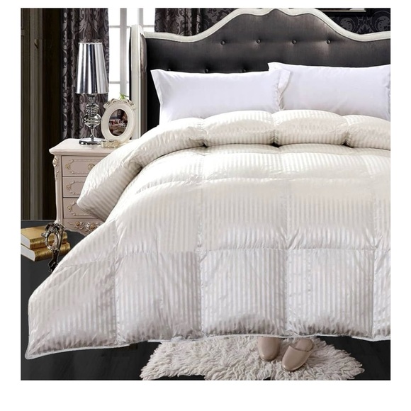Luxurious Cream Comforter - Picture 1 of 3